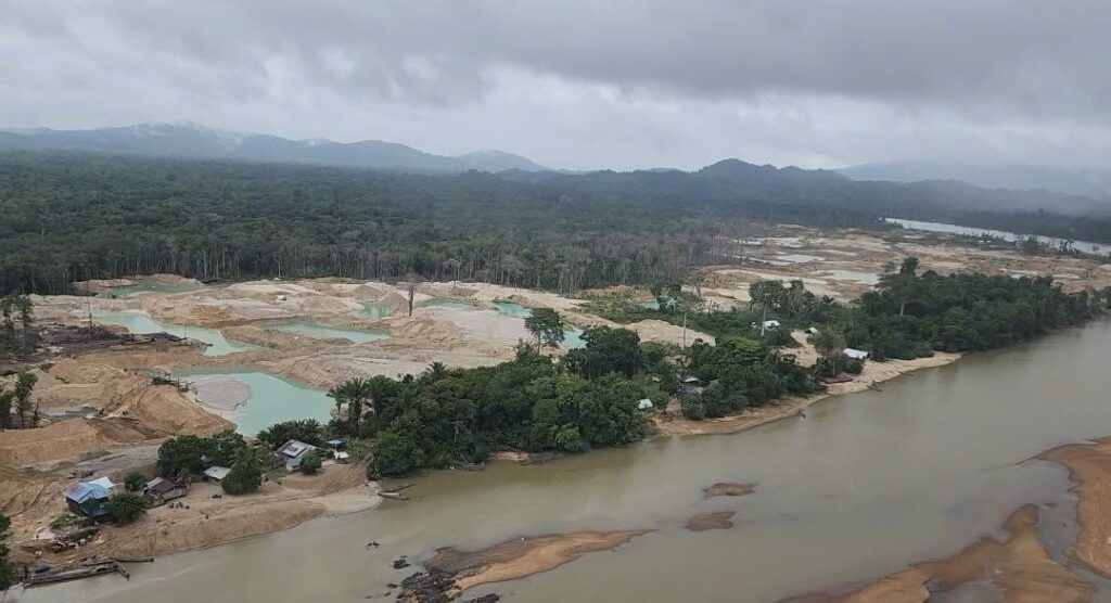 Schokkende beelden illegale goudwinning: Overheid probeert illegale goudwinning in binnenland aan te pakken