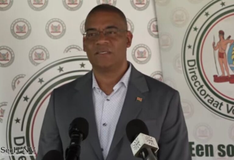 Baasaron weigert om onder druk functionarissen te ontheffen op zijn ministerie: eerst Suriname dan politiek