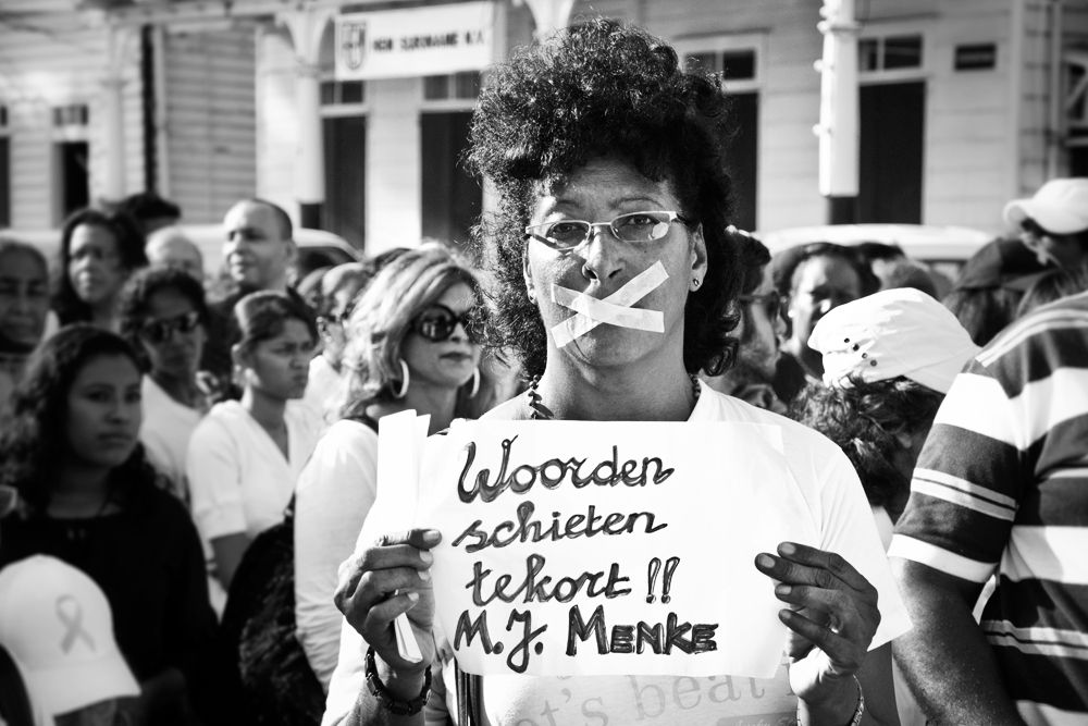 Volgens Parbode was president Simons’ zus het oneens met haar besluit en protesteerde tegen de Amnestiewet