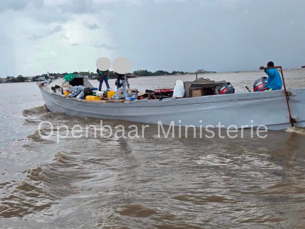 JIT onderschept low profile vessel met circa 1.600 kilogram drugs; negen verdachten aangehouden