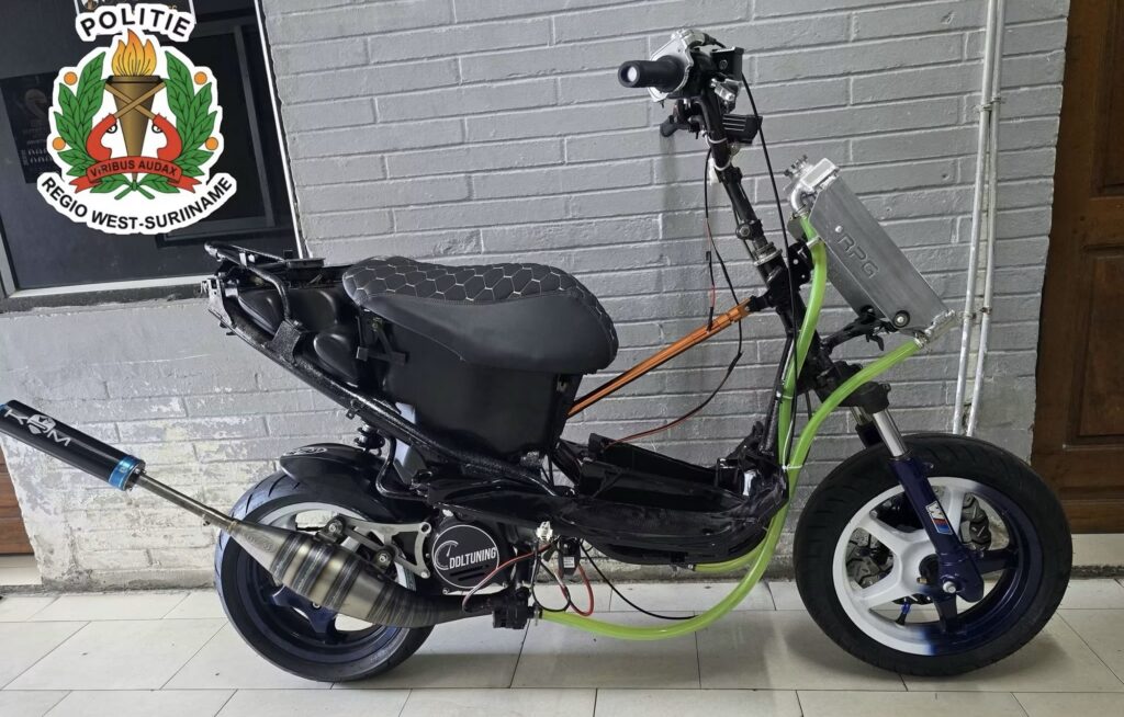 Politie neemt opgevoerde racescooter in beslag